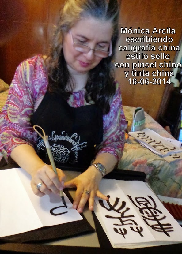 Mónica escribiendo caligrafía china estilo sello