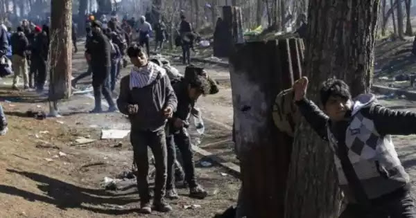 Πρωτοφανής δήλωση ΣΥΡΙΖΑ στηρίζει την προπαγάνδα Ερντογάν: «Σκοτώθηκαν "πρόσφυγες" στον Έβρο από ελληνικά πυρά» Πρωτοφανής δήλωση ΣΥΡΙΖΑ στηρίζει την προπαγάνδα Ερντογάν: «Σκοτώθηκαν "πρόσφυγες" στον Έβρο από ελληνικά πυρά»