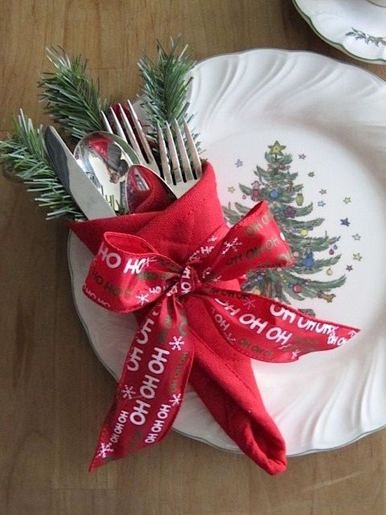 pretty and easy red and white Christmas table decoration