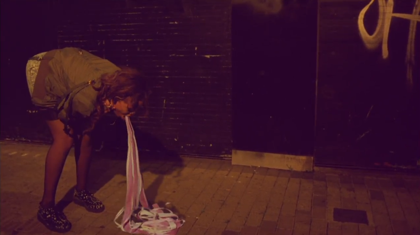 Картинка девушка блюет