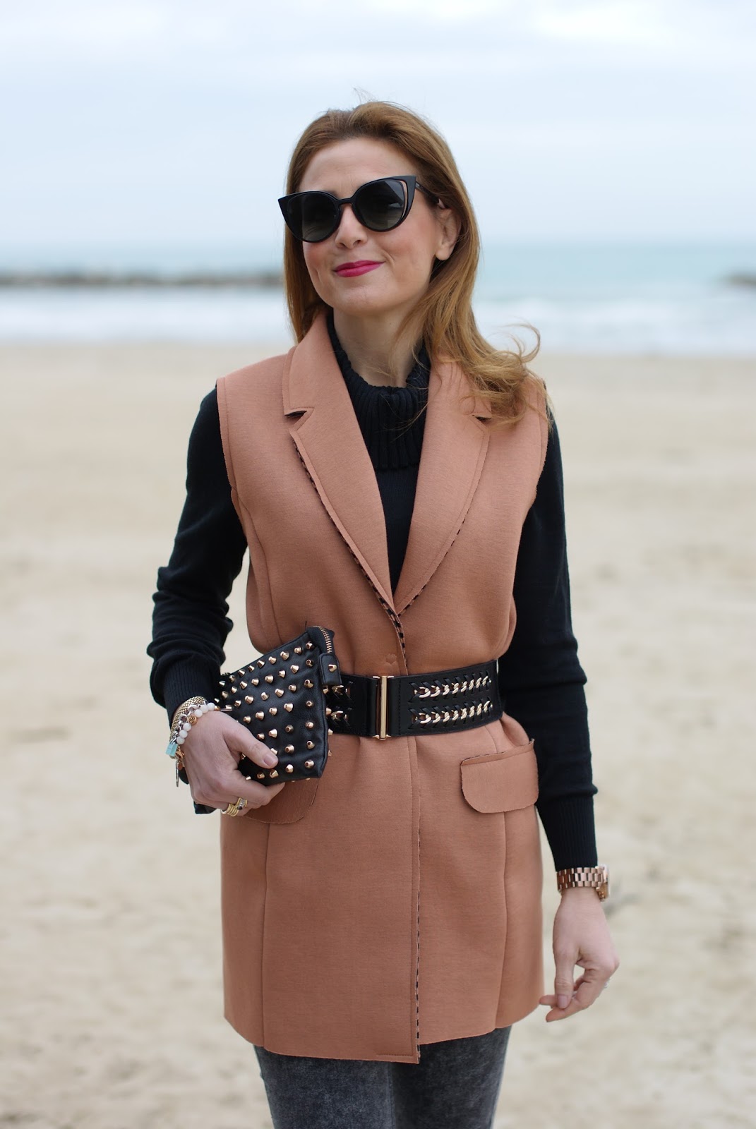 How to spice up a simple outfit with a camel sleeveless jacket on Fashion and Cookies fashion blog, fashion blogger style
