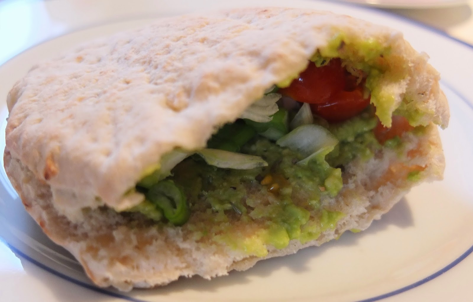 Gefülltes Pita mit Avocado und Tomaten