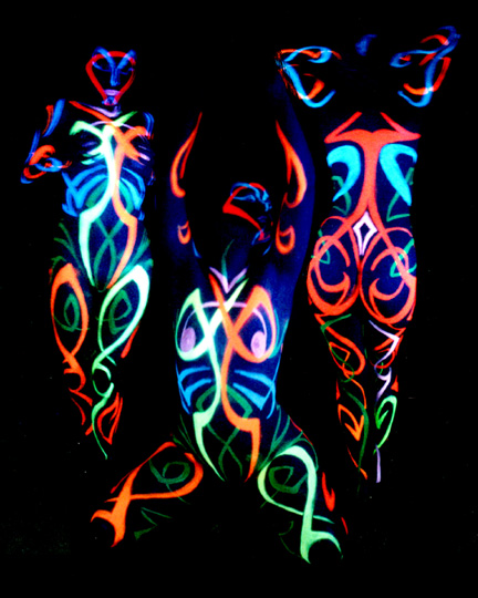 yerine cevher görsel  Body Painting: Glow in the Dark Body Paint