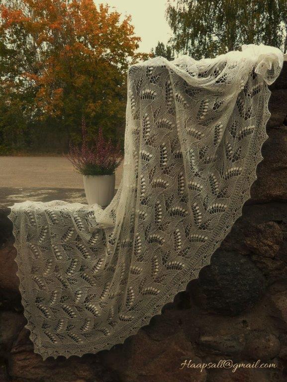TE KOOP: Lelie v. dalen shawl.De mooiste bruidssjaal voor een bruid.