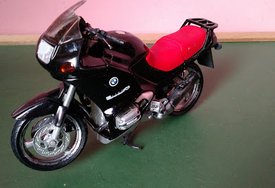 Miniatura de metal de moto BMW 4 valve preta - 18cm de comprimento - parabrisa quebrada  -  R$ 12,00