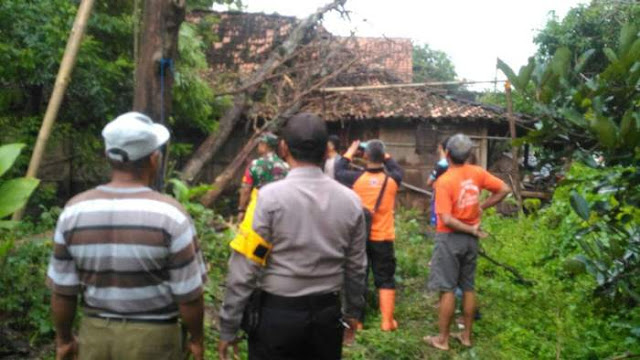 Angin Kencang Terjang Satu Rumah Warga Di Tanon Angin Kencang Terjang Satu Rumah Warga Di Tanon