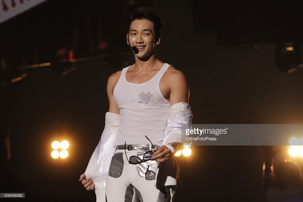 http://2.bp.blogspot.com/-lMKBqWWiVj8/VqXRQo-RJzI/AAAAAAABQwE/poaln1dXPzA/s1600/south-korean-singer-rain-performs-onstage-during-his-concert-the-picture-id506499382.jpg