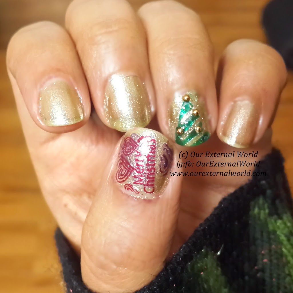 Golden Christmas Nail Art