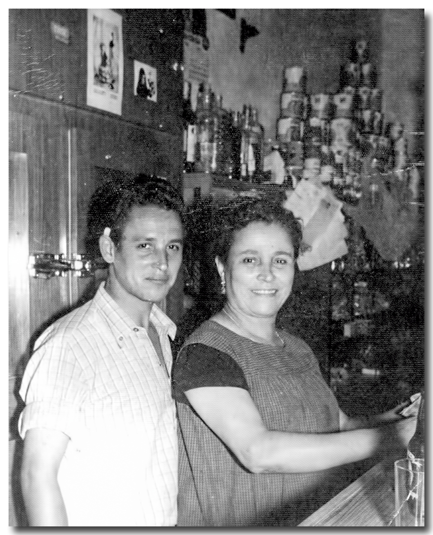 TABERNA EL CARRILLO. LA RUBIA (propietaria) y su hijo JOSE