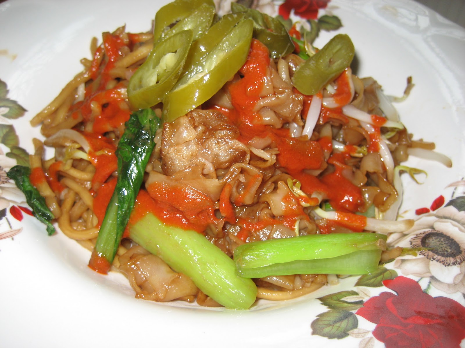Cooking Pleasure Stir Fried Flat Rice and Yellow Noodles