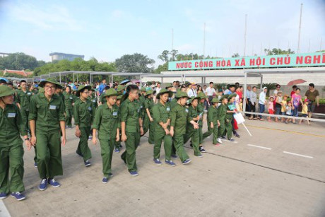 130 'chien si nhi' xuat quan di bo doi giua mua he - Anh 4