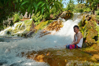 Air terjun kecil di pemandian air panas Mengeruda Pemandian Air Panas Mengeruda, Soa - Ngada