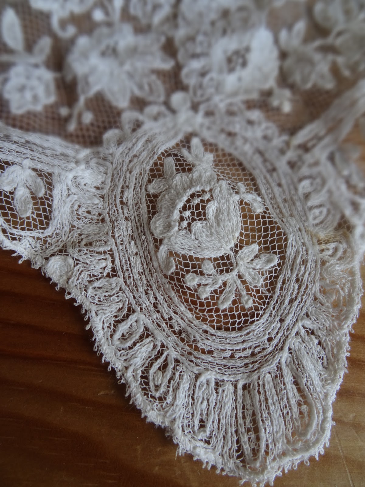 Lot De 2 Mouchoirs Anciens – Dentelle Du Puy – Linon Et Broderie Aiguille – 20cm
