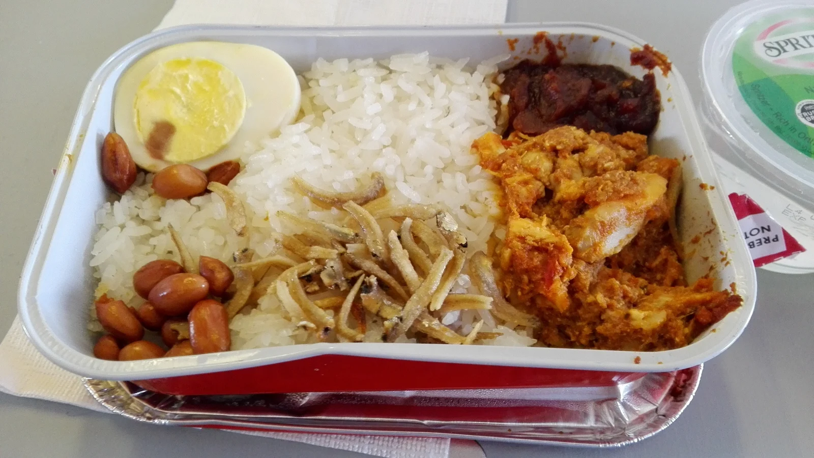 airasia-flighmeal-nasilemak　エアアジアの機内食2