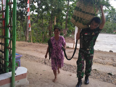 ANGGOTA TNI BANTU BU SUMARNI MENGGENDONG RUMPUT ANGGOTA TNI BANTU BU SUMARNI MENGGENDONG RUMPUT