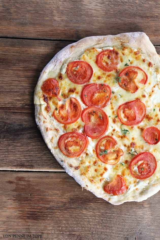 Penne im Topf: Pizza Bianca - Weiße Pizza mit Tomaten