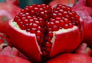 Hasil gambar untuk manfaat buah delima merah untuk kecantikan