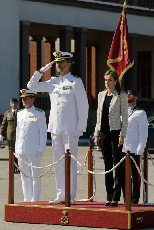  King Felipe received his lieutenant’s office by the hands of his grandfather, Juan de Borbón Count of Barcelona.