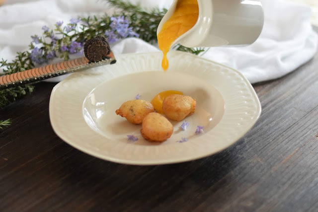 receta de crema de calabaza con buñuelos de queso brie trufado