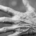 Idoso de 68 anos é flagrado ao tentar levar chips e celular para filho preso