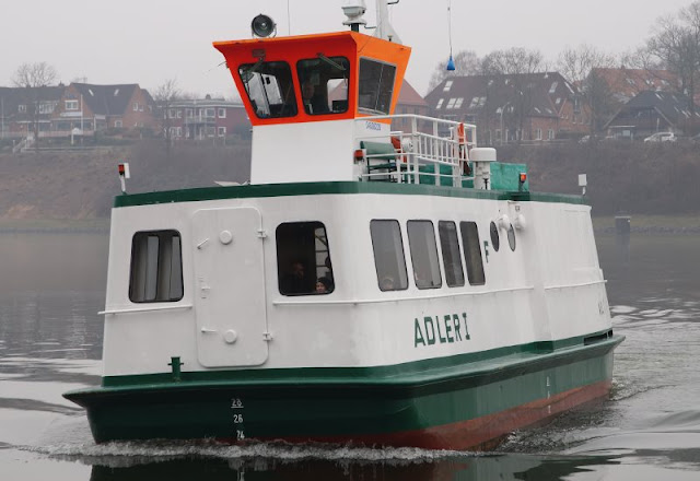 Einfach mal Fähre fahren: Mit dem Adler I von Kiel-Wik nach Holtenau und zurück. Ein toller Ausflug, auch mit Kindern: Mit der kleinsten Fähre des Nordens über den Nord-Ostsee-Kanal kreuzen. Einfach und schön, alle Details auf Küstenkidsunterwegs!