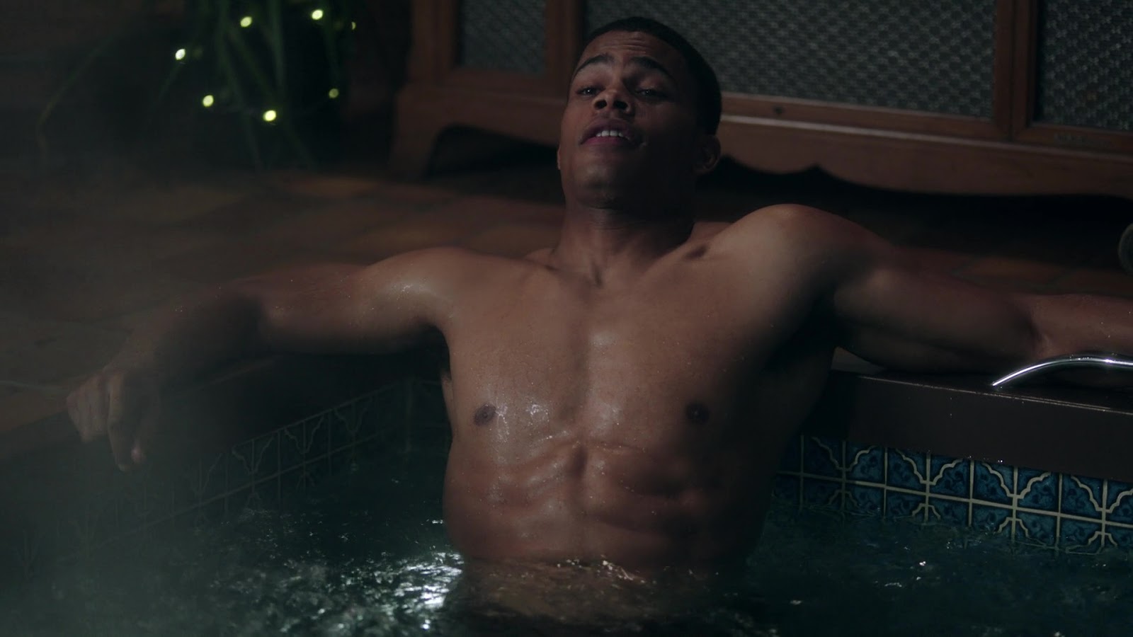 Jordan Calloway shirtless in Riverdale 1-03 "Chapter Three: Body Doubl...