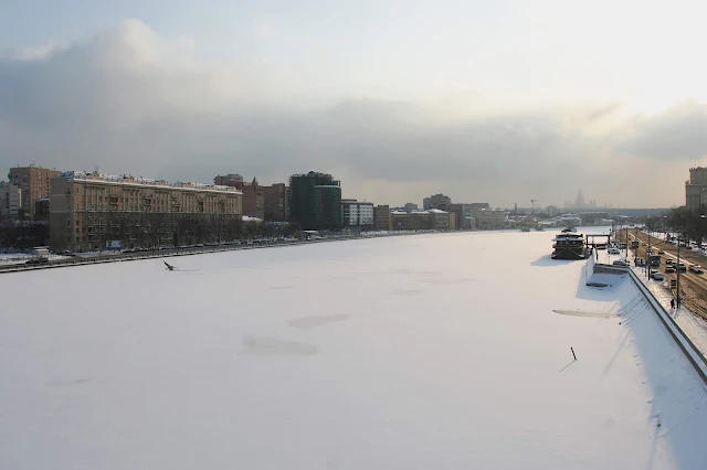 Саввинская набережная, Бережковская набережная, Москва-река, вид с моста Богдана Хмельницкого