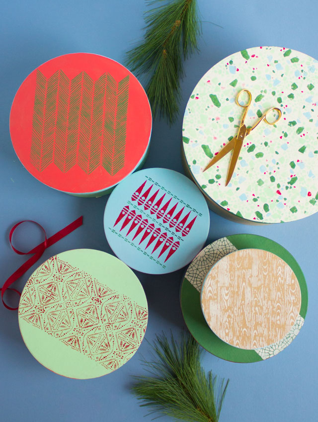 How to make stenciled Christmas gift boxes with Martha Stewart stencils #stencil #christmascraft #diychristmasgift #christmaswrapping #handmadegift How to make stenciled Christmas gift boxes with Martha Stewart stencils #stencil #christmascraft #diychristmasgift #christmaswrapping #handmadegift