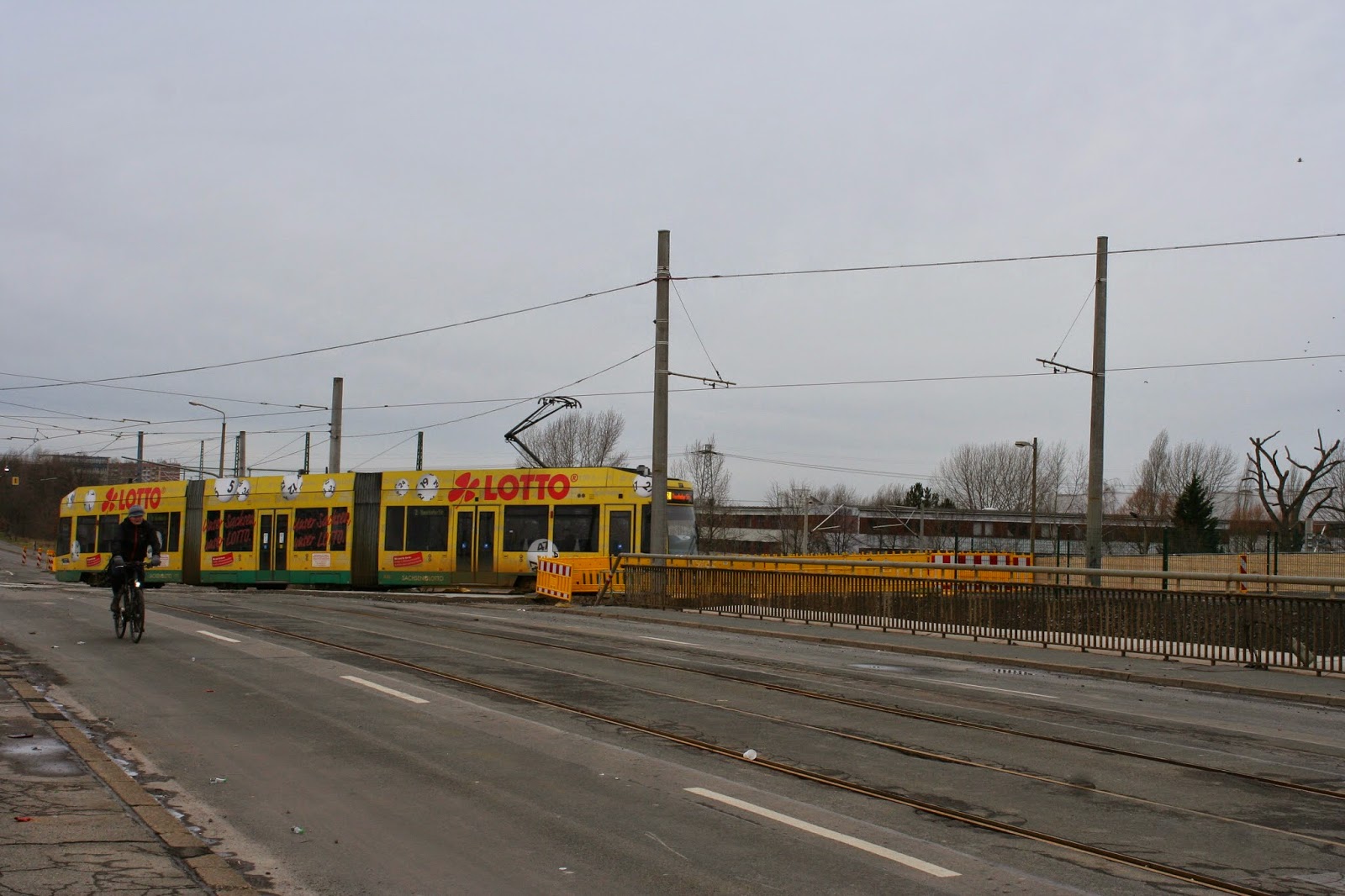 Antonienbrücke 03.01.2015 - seit geraumer Zeit fährt auch die LVB Tram über die Behelfsbrücke Antonienbrücke 03.01.2015 - seit geraumer Zeit fährt auch die LVB Tram über die Behelfsbrücke