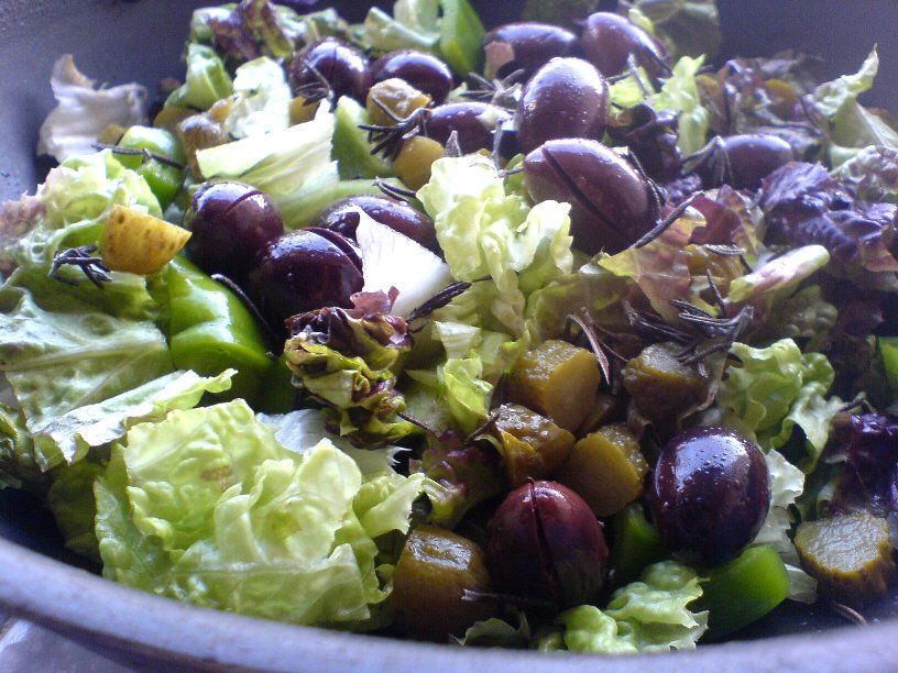 RAWk Me! Kalamata Olives, Lettuce, and Green Pepper Salad