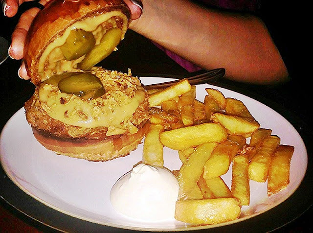 Burger Mustard & Onion KRIEK Belgian Pub & Cafe i Wyczesane Porki