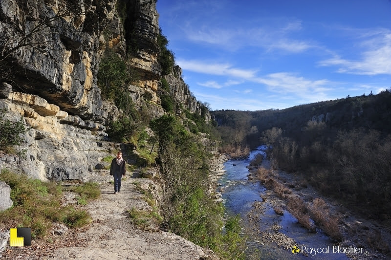 valérie blachier sur le sentier de la baume en ardeche photo Pascal Blachier