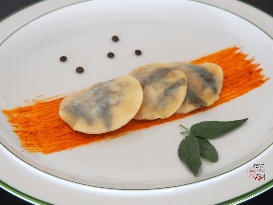 Versión de los raviolis de cotechino y lentejas del chef Massimo Bottura. El cotechino es un embutido italiano de la región de Módena que cocinado con lentejas es un plato típico de Nochevieja