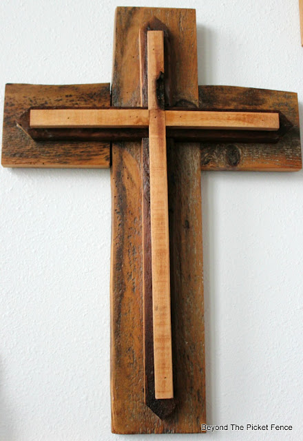 rustic cross, reclaimed wood, Easter, barn wood, http://bec4-beyondthepicketfence.blogspot.com/2016/02/reclaimed-wood-crosses.html