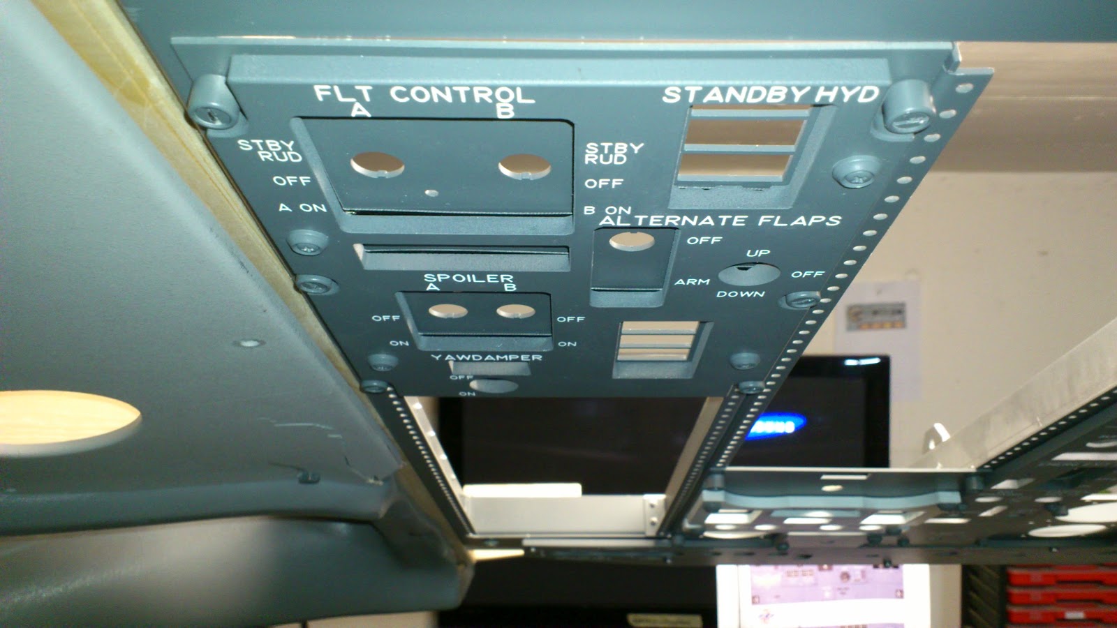 Boeing 737-800NG Fullsize Homecockpit: Boeing Overhead assembling Part 2