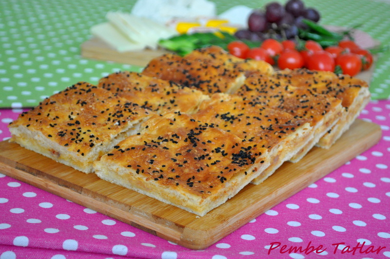 Pembe Tatlar Pratik Tepsi Böreği