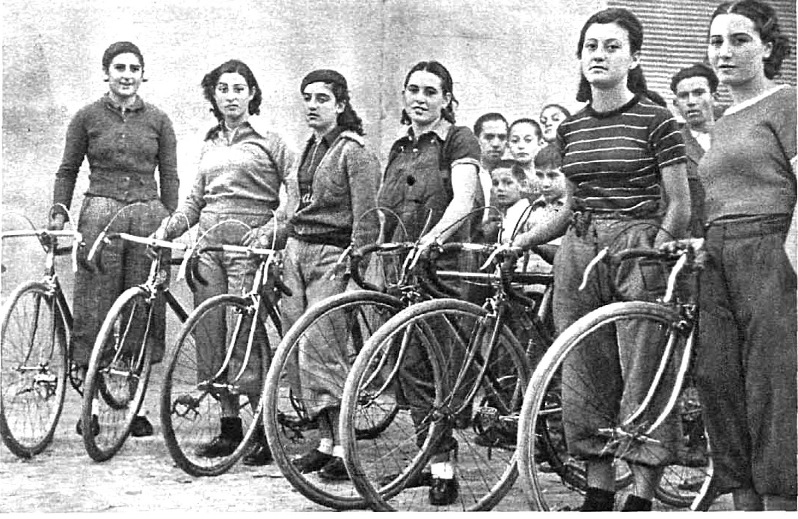 Ciclismo épico, legendario: Bartali, Coppi, Anquetil, Bahamontes, Gaul, Gimondi, Merckx... - Página 2 Ciclistas%2Bde%2BMadrid