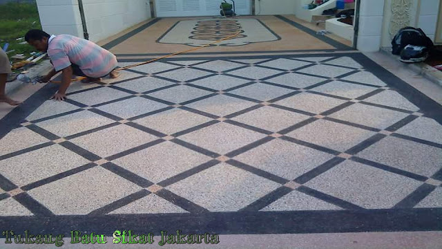 lantai carport batu sikat motif diagonal/kotak kotak