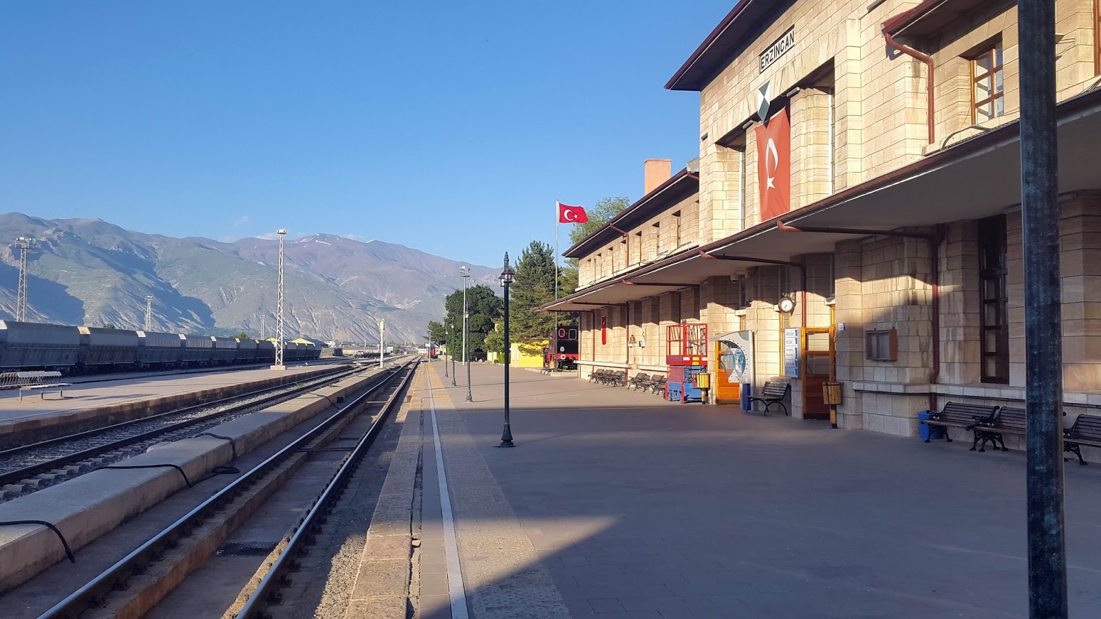 Sessizlik İçinde Tren Garı Acı bir kahve tadında..