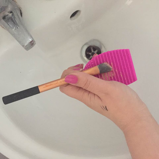 cleaning makeup brushes 