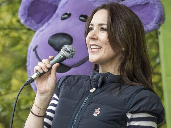 Crown Princess Mary of Denmark participates in Crown Princess marys 's Foundation's children's relay race (Børnestafet) against bullying in the Botanical Gardens in Aarhus