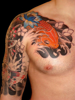 tatuaje de pez koi naranja en el brazo y pecho