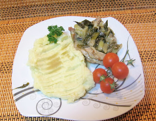 Pulpa de miel pe pat de ceapa si usturoi verde cu frunze de coriandru