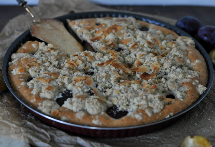 Welcome fall: Plum cake with crumbles and hazelnuts (glutenfree)