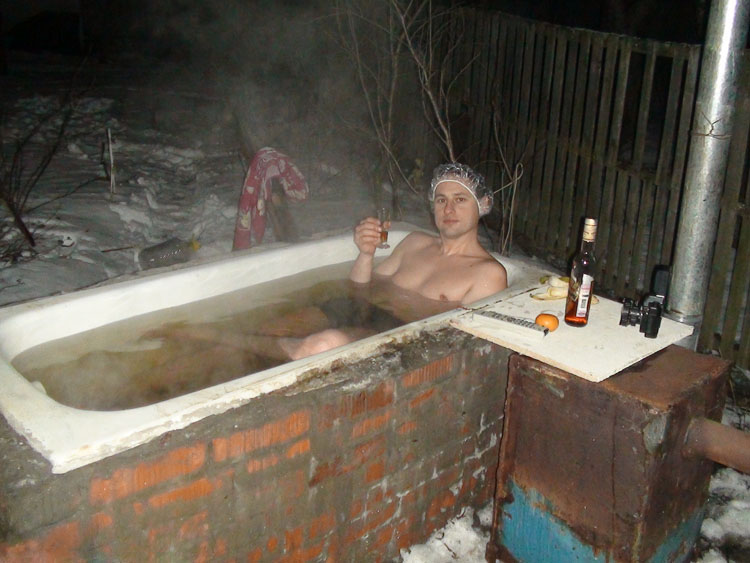 Heiße Badewanne im Winter mit Schnaps genießen lustig