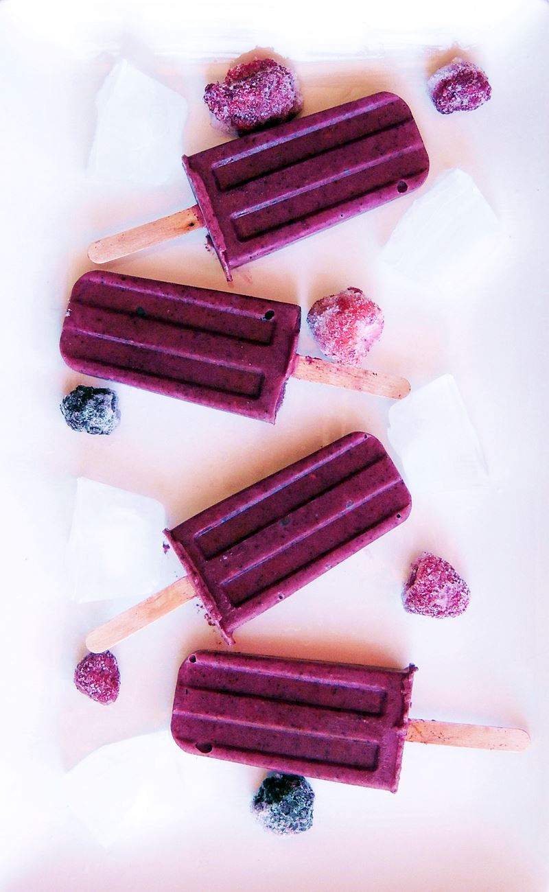 These Mixed Berry Frozen Yogurt Popsicles are one of the best low carb ways to cool down in the summer heat! #keto #Lowcarb #glutenfree #dessert #berries #Berry #yogurt #frozenyogurt #icecream #recipe | bobbiskozykitchen.com