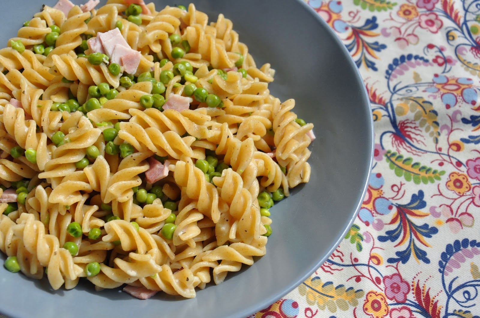 A l'ombre du noisetier Pâtes aux petits pois, menthe et jambon.