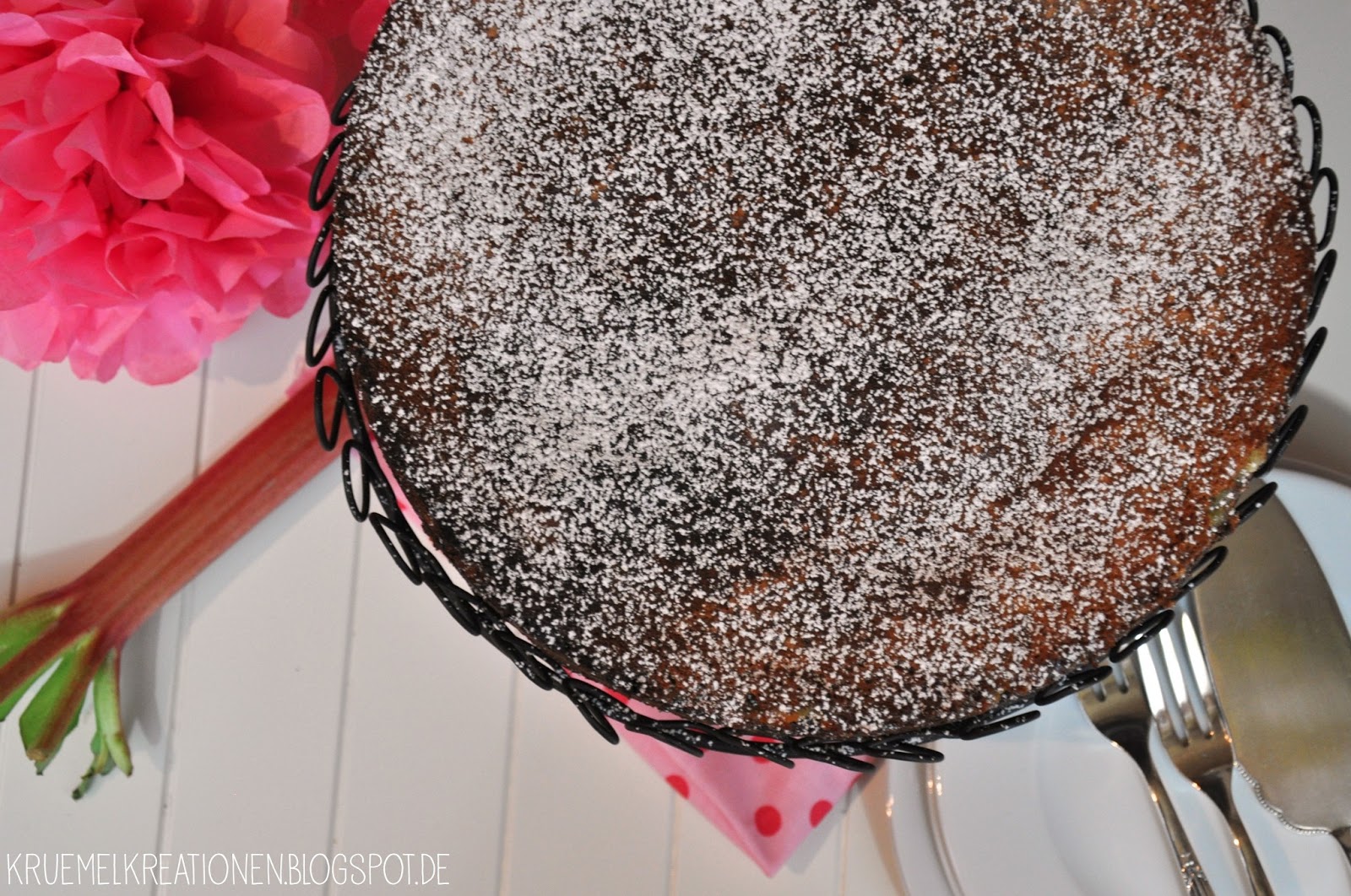 Krümelkreationen: Saftiger Rhabarberkuchen