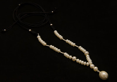 Gargantilla de plata y perlas montada en cordón negro