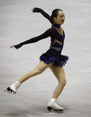 Mao Asada (JPN) udfører sit lange program ved NHK Trophy 2013